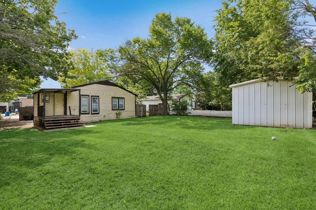 1120 S Pine Street, Grapevine