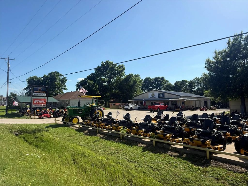1521 N State Highway 121, Bonham