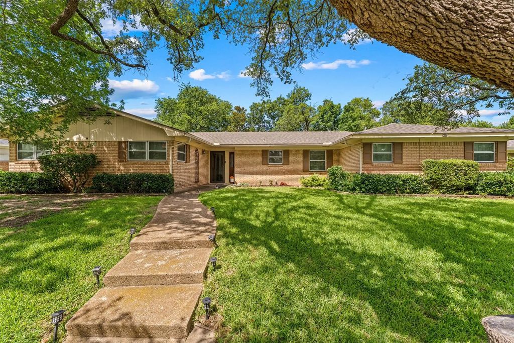 708 Topeka Drive, Woodway