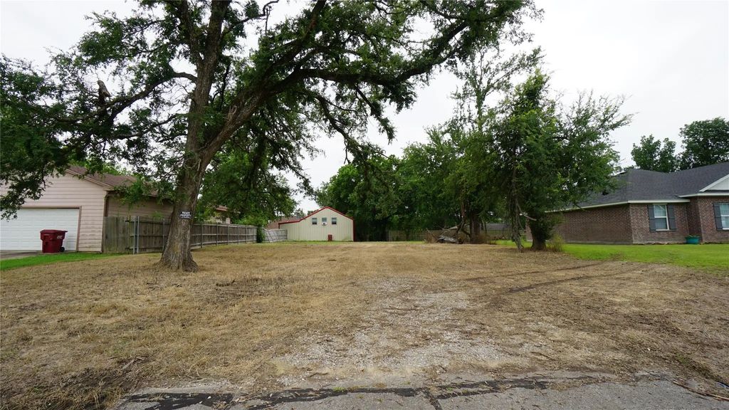 704 E 6th Street, Bonham