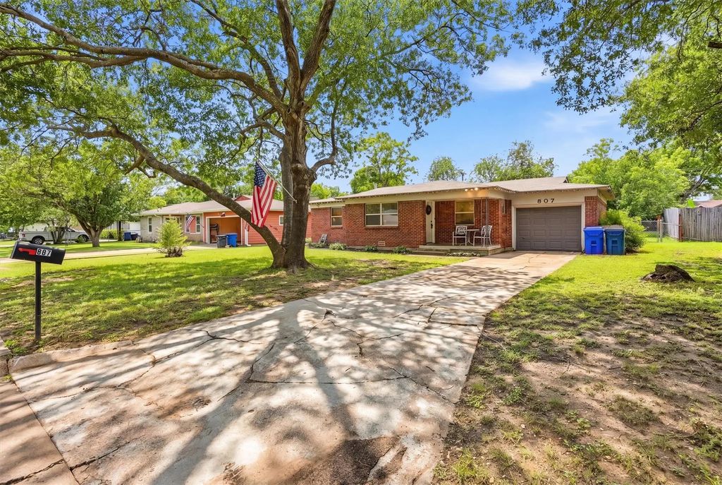 807 Elizabeth Boulevard, Granbury