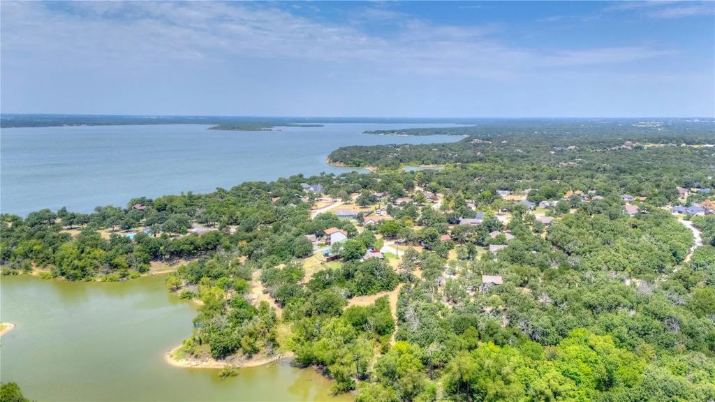551 Horseshoe Trail, Oak Point