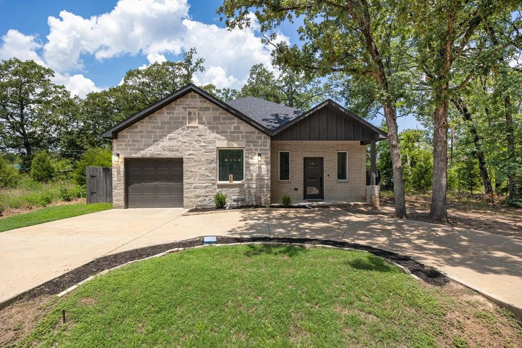 225 S Cherokee Shores Drive, Mabank