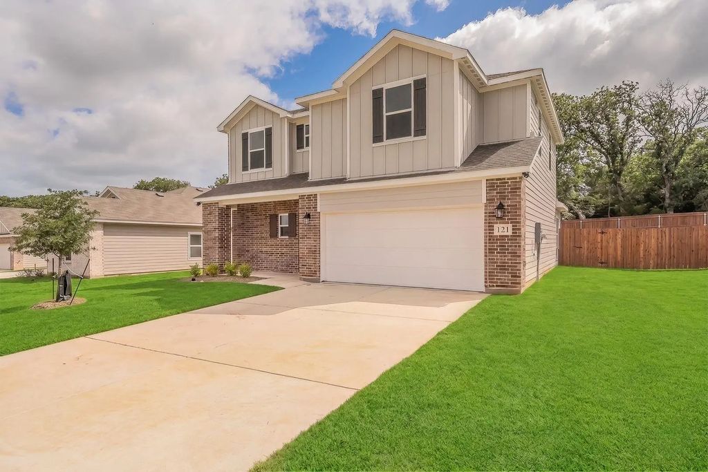 121 Kylie Street, Cleburne