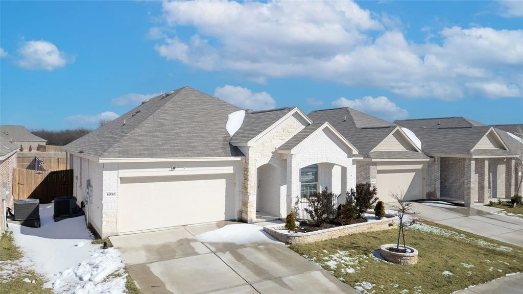 6932 Falconer Way, Fort Worth