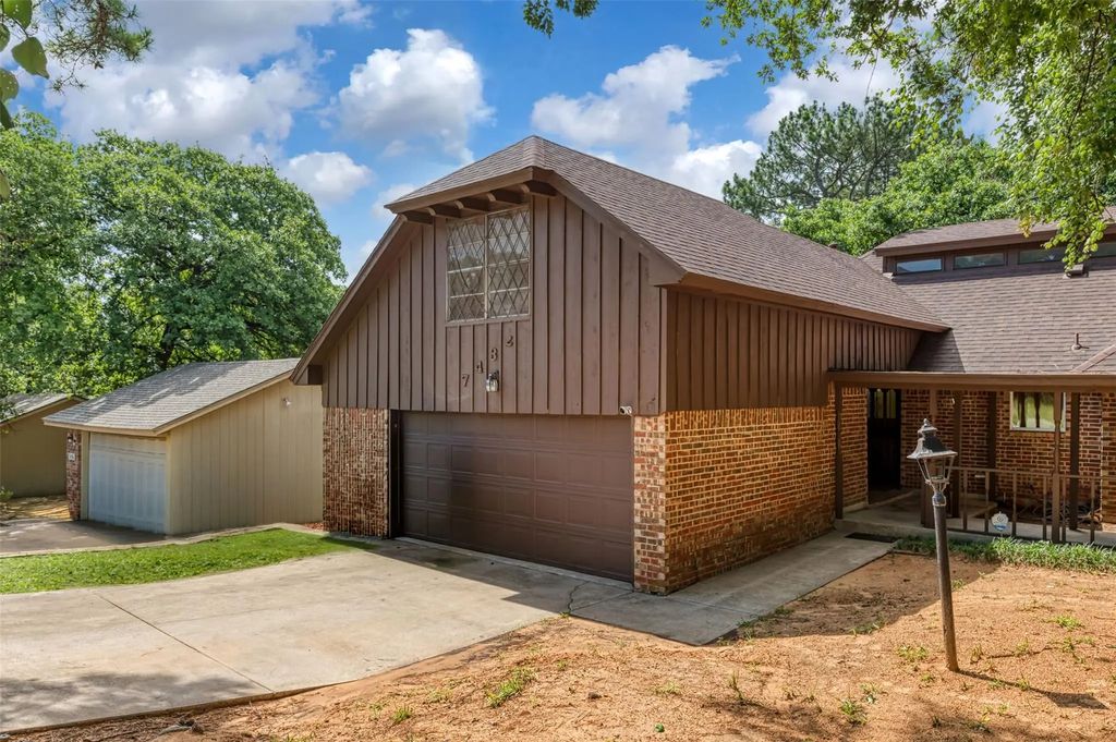 7432 Brentwood Stair Road, Fort Worth