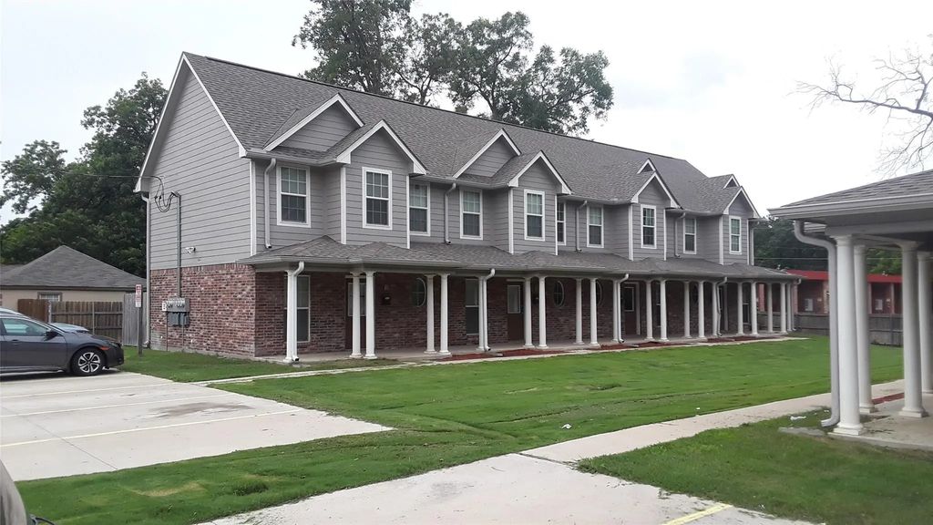 2004 Pecan Street E, Commerce