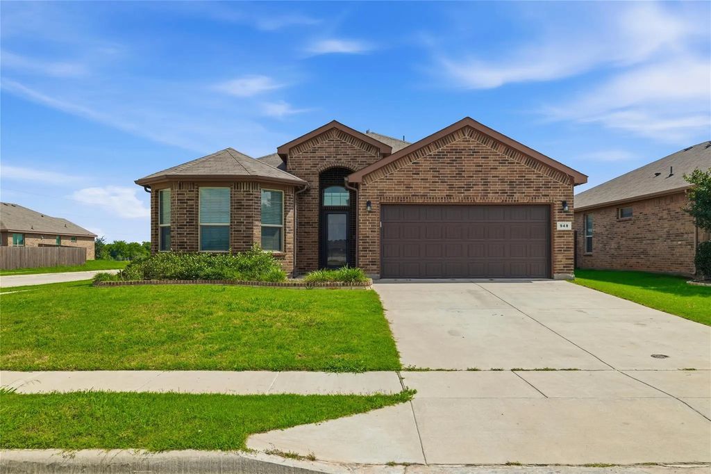 948 Meadow Scape Drive, Fort Worth