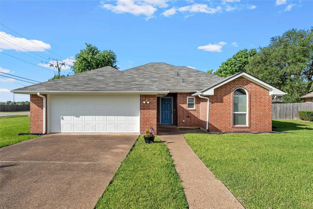 316 Evergreen Court, Hewitt