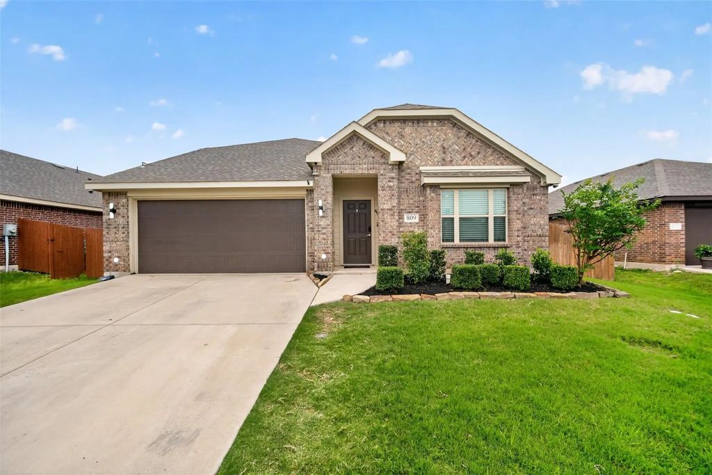 809 Cloverwood Drive, Fort Worth
