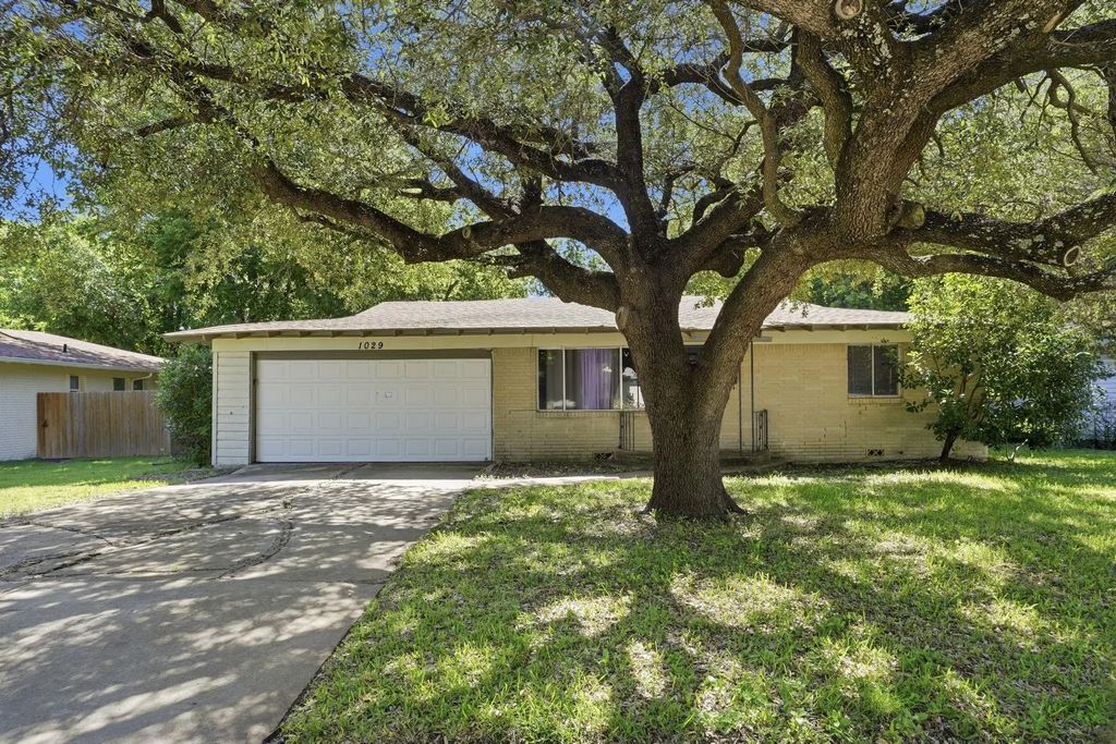 1029 Usher Street, Benbrook