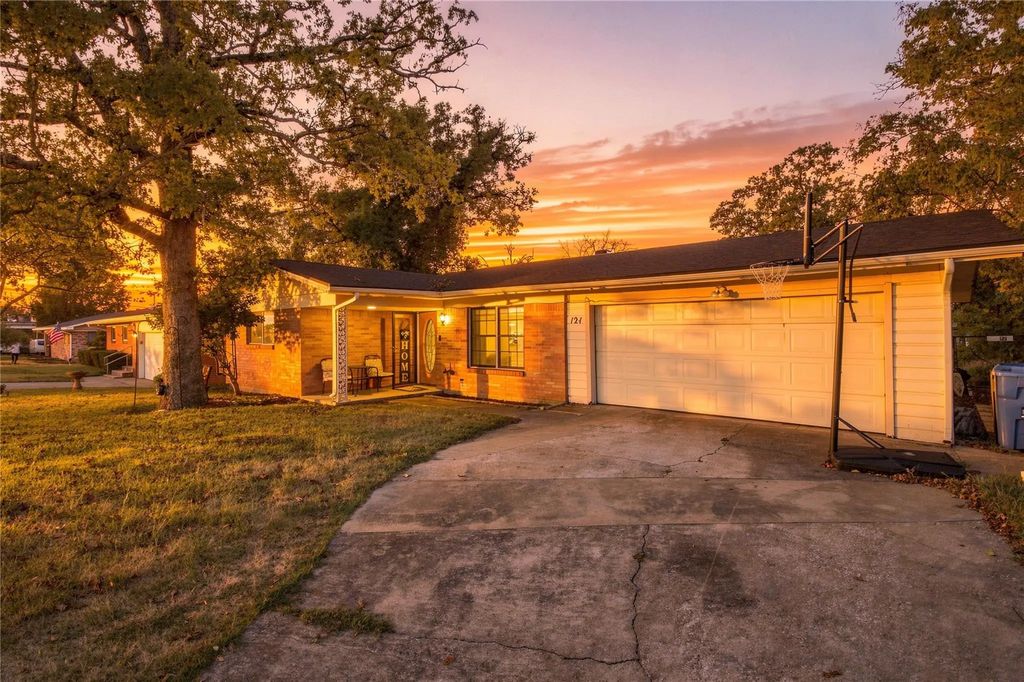 121 S Imperial Drive, Denison
