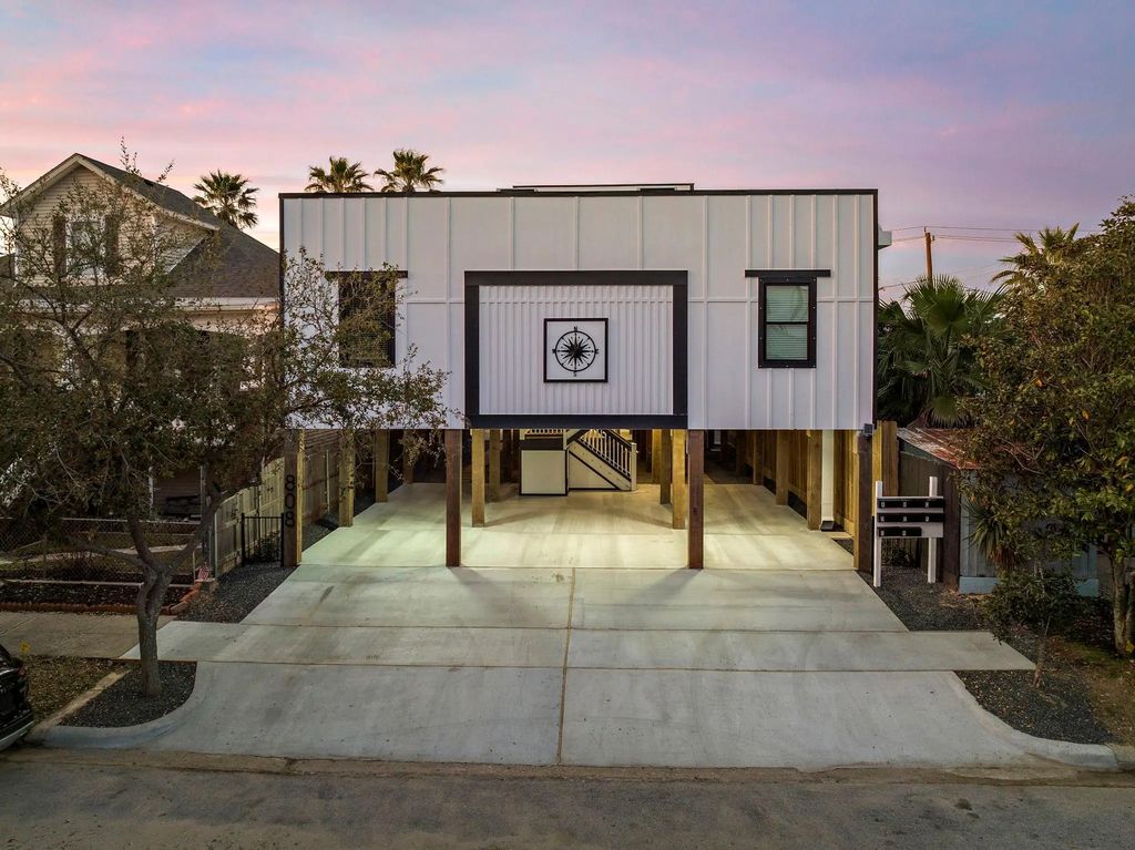 808 Sealy Avenue, Galveston