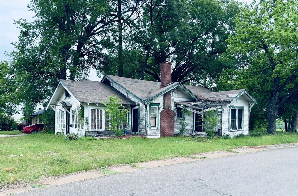 208 Texas Street, Sulphur Springs