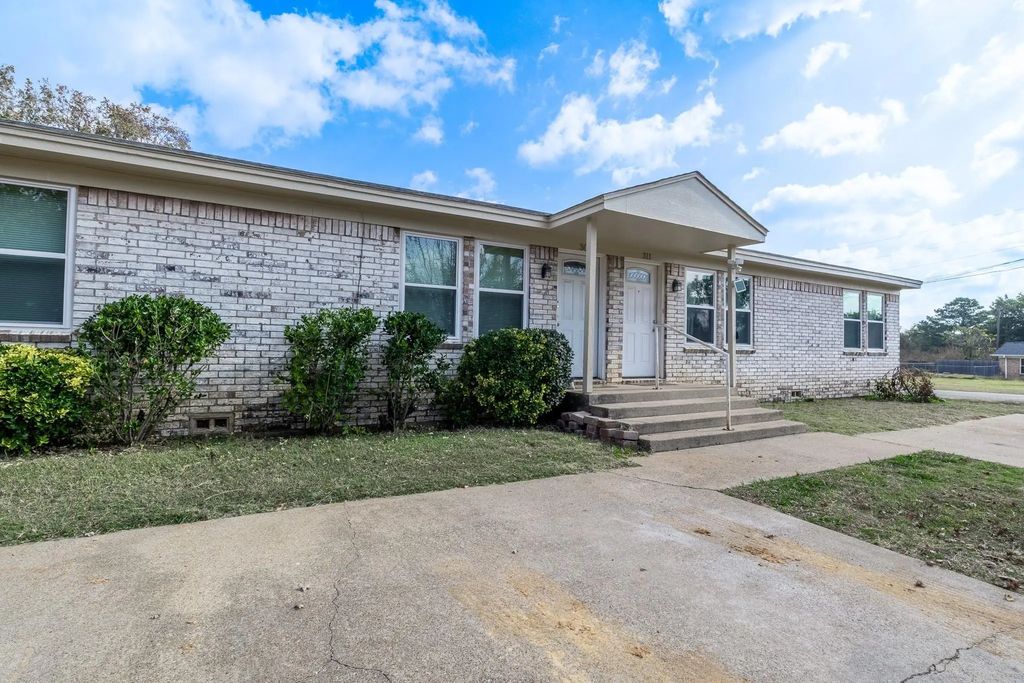 309-311 Lilac Drive, Granbury