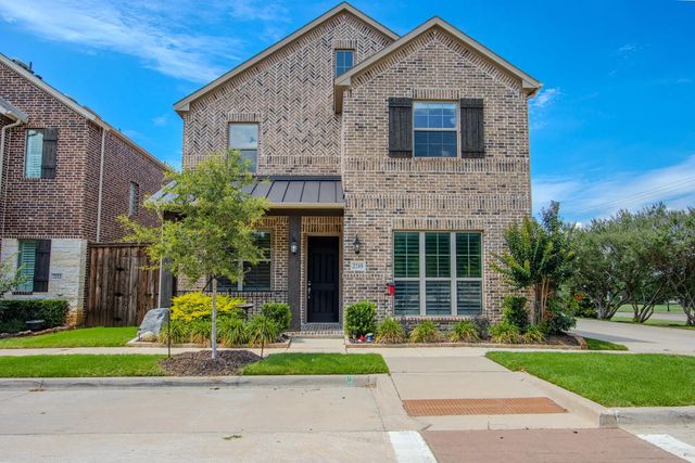 2208 N Royal Crecent Drive N, Flower Mound