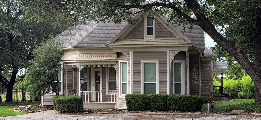 445 W Belknap Street, Jacksboro