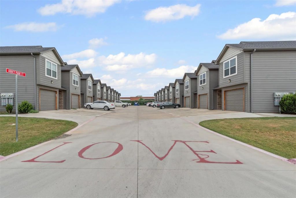 136 Abbey Park Court, Granbury