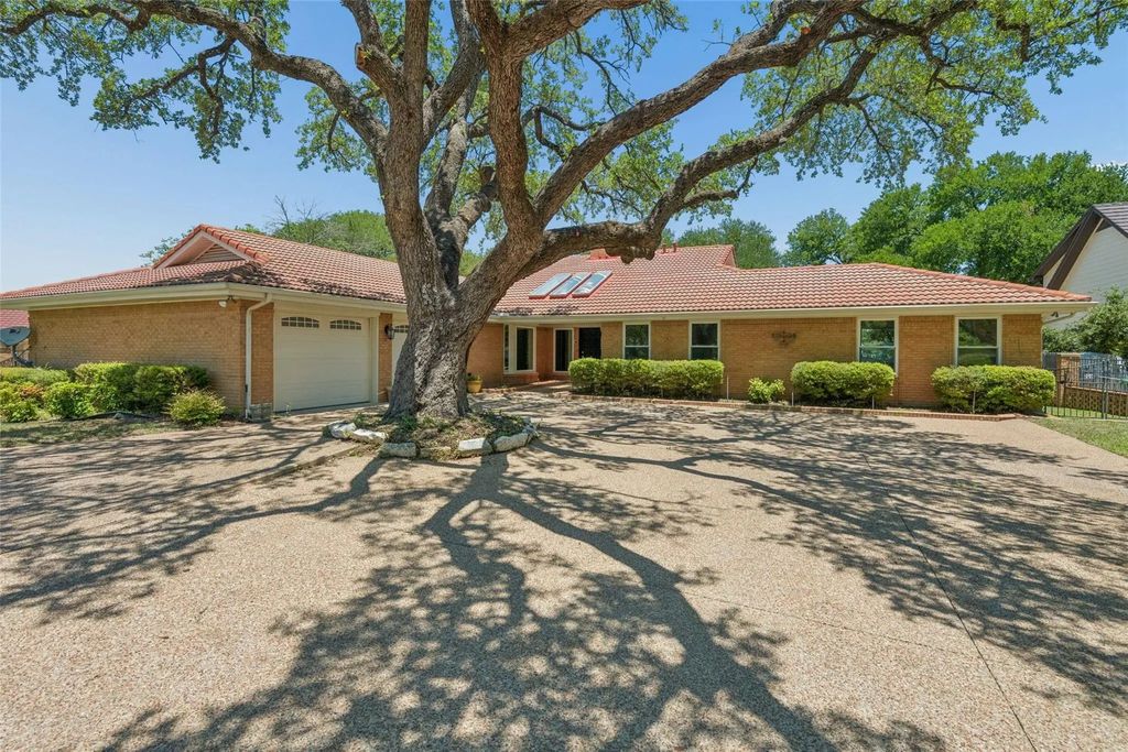 8937 Random Road, Fort Worth