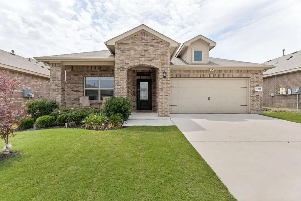 5229 Blue Night Drive, Fort Worth