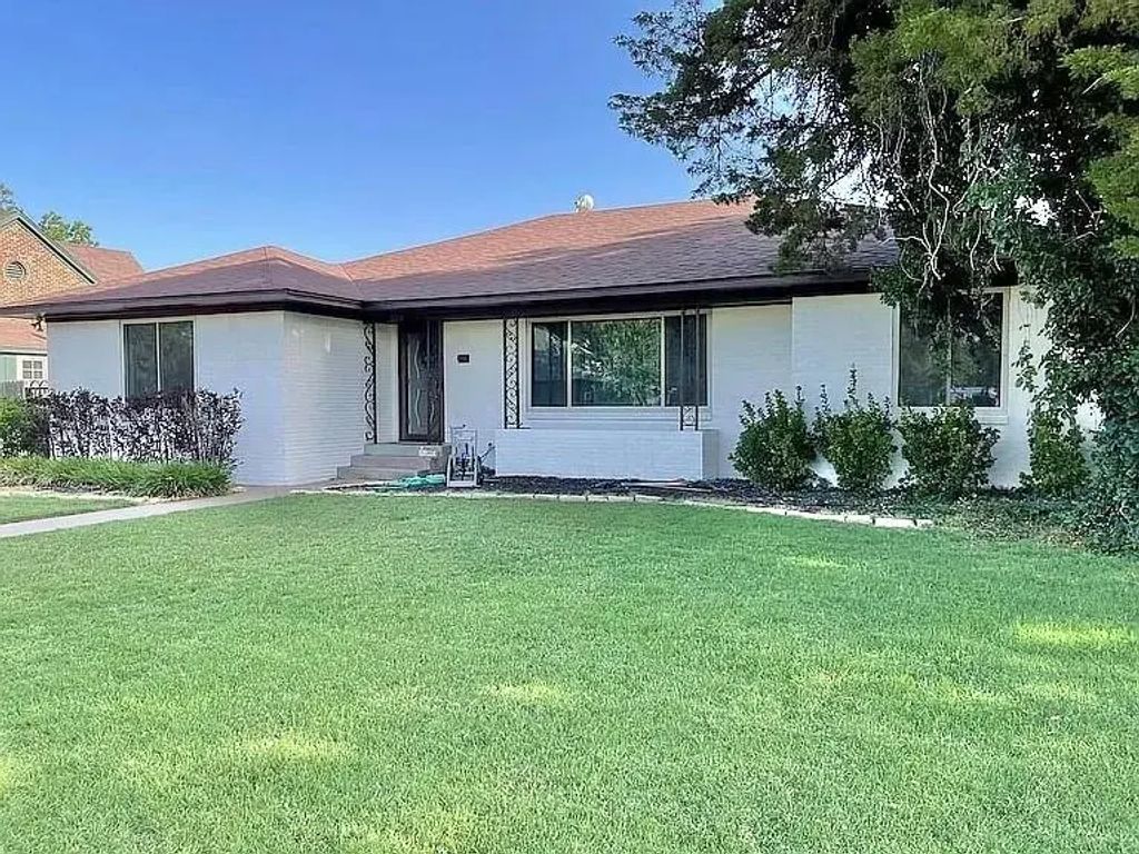 805 W 3rd Street, Quanah