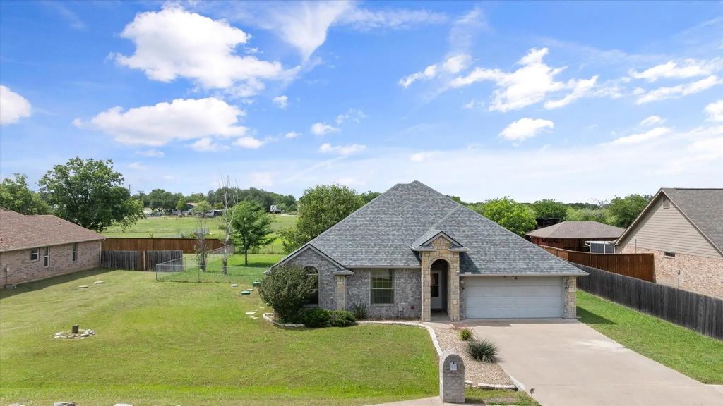 1904 Lazy Court, Granbury