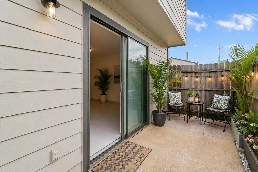 700 W Collins Street, Denton