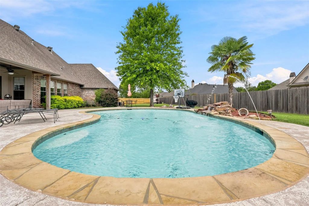 605 Fall Winds Circle, Bossier City
