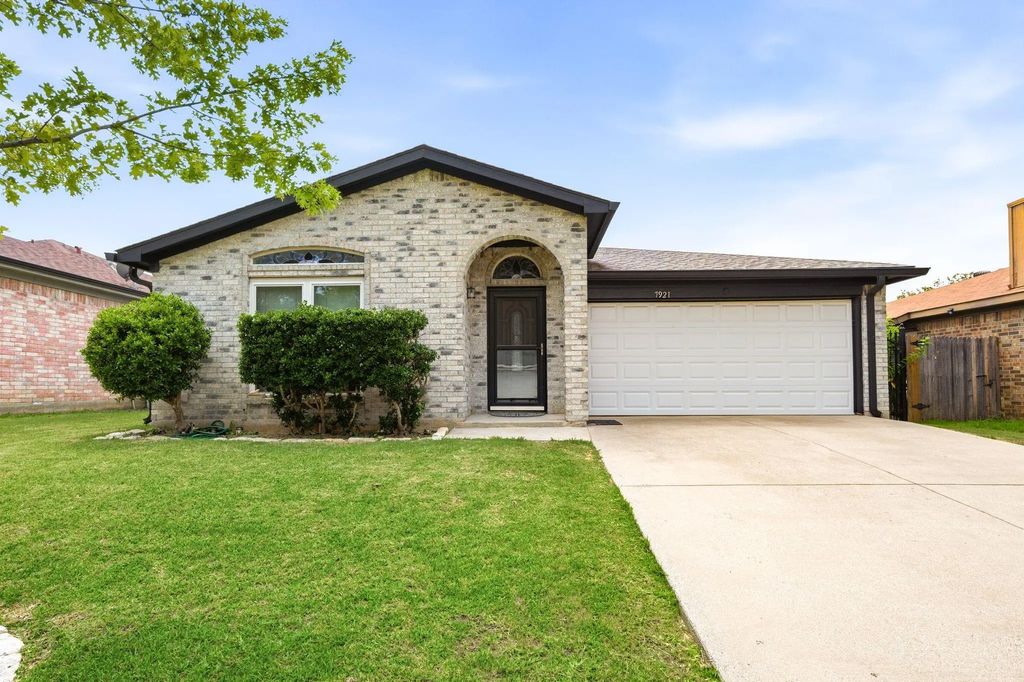7921 Gardengate Lane, Fort Worth