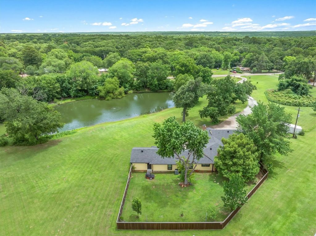 1203 N Spring Street, Grand Saline