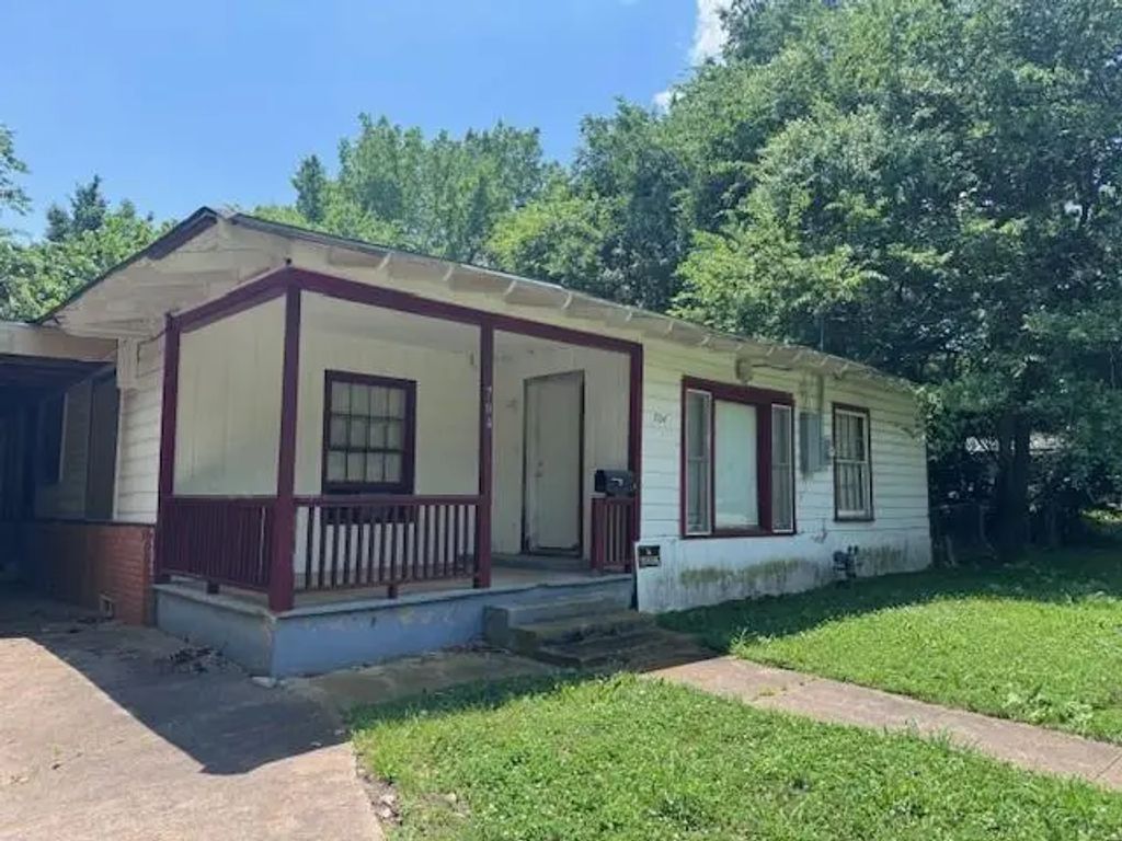 704 Cedar Street, Paris