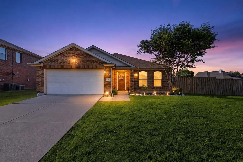 301 Long Prairie Drive, Forney