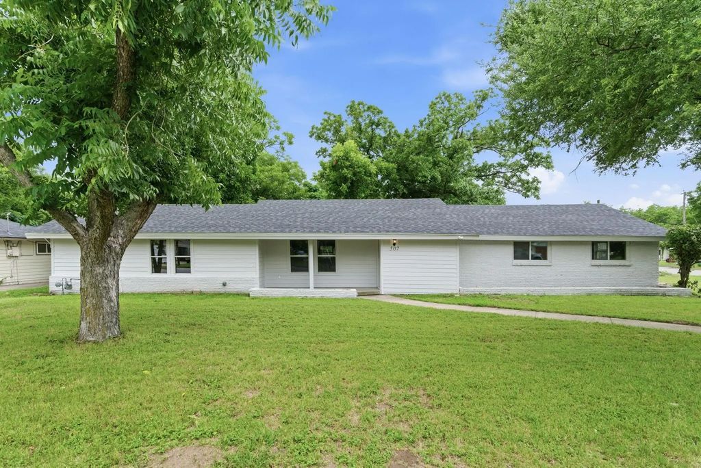 507 Country Club Road, Cleburne