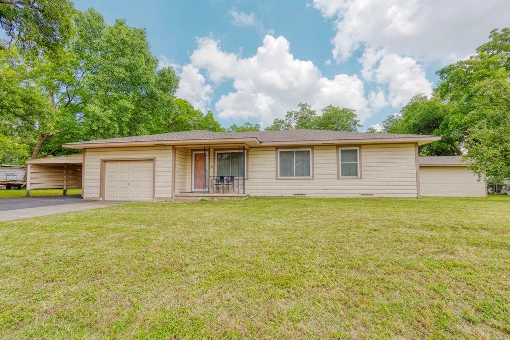 308 W White Street, Pilot Point