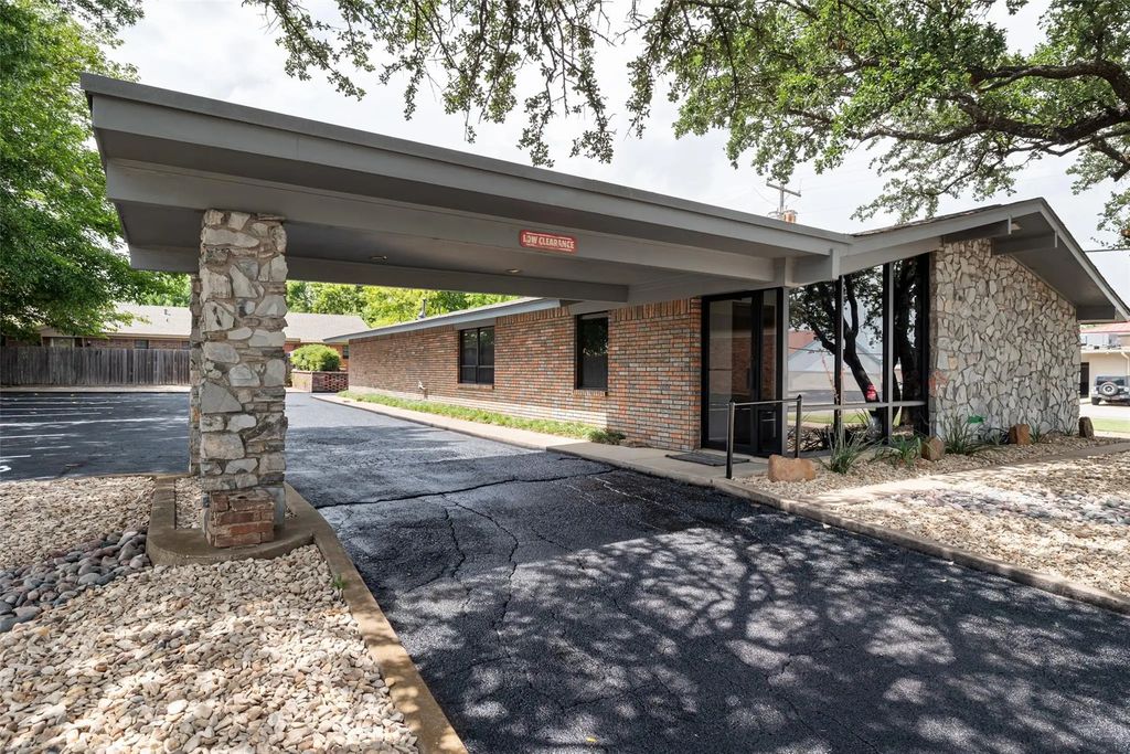 1512 Crestridge Drive, Cleburne