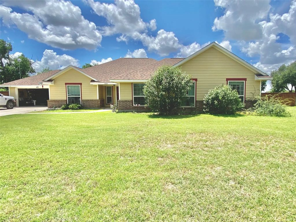 1005 Terrace Drive, Bangs