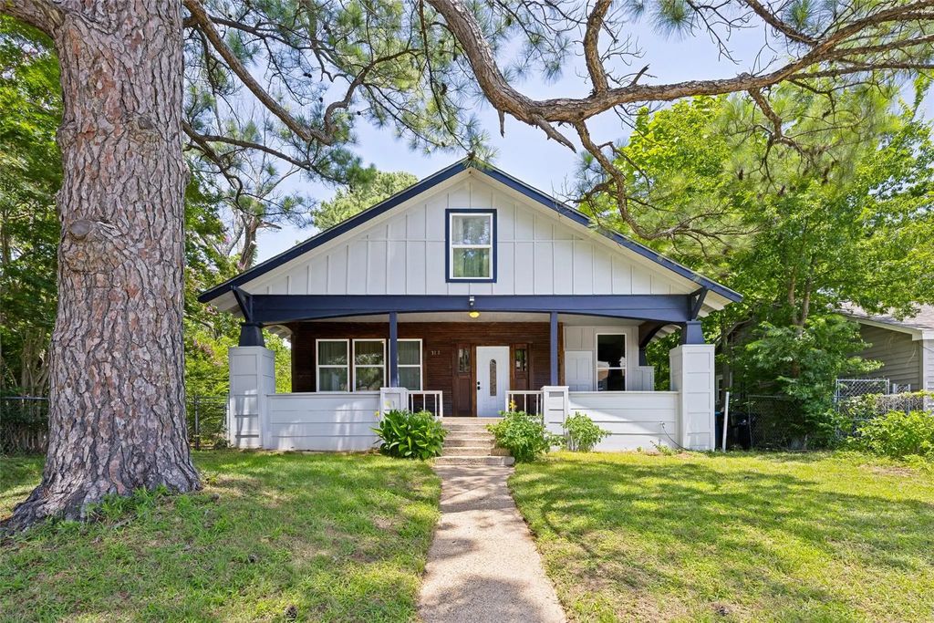 311 W Acheson Street, Denison