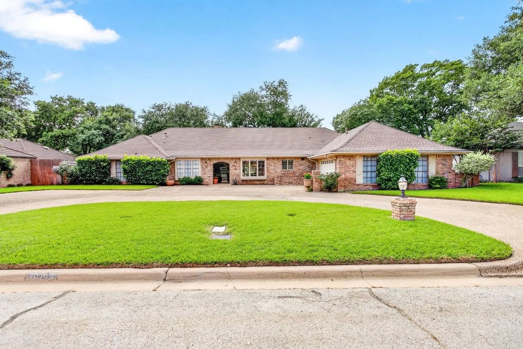 3929 Diamond Loch W, North Richland Hills