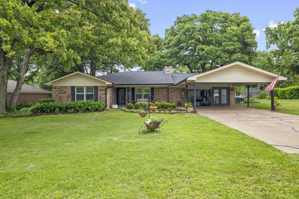 668 County Road 2436, Mineola