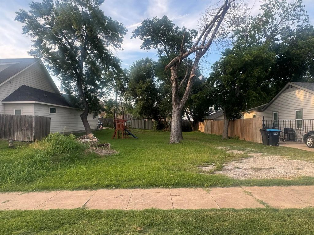 827 E Powell Avenue, Fort Worth
