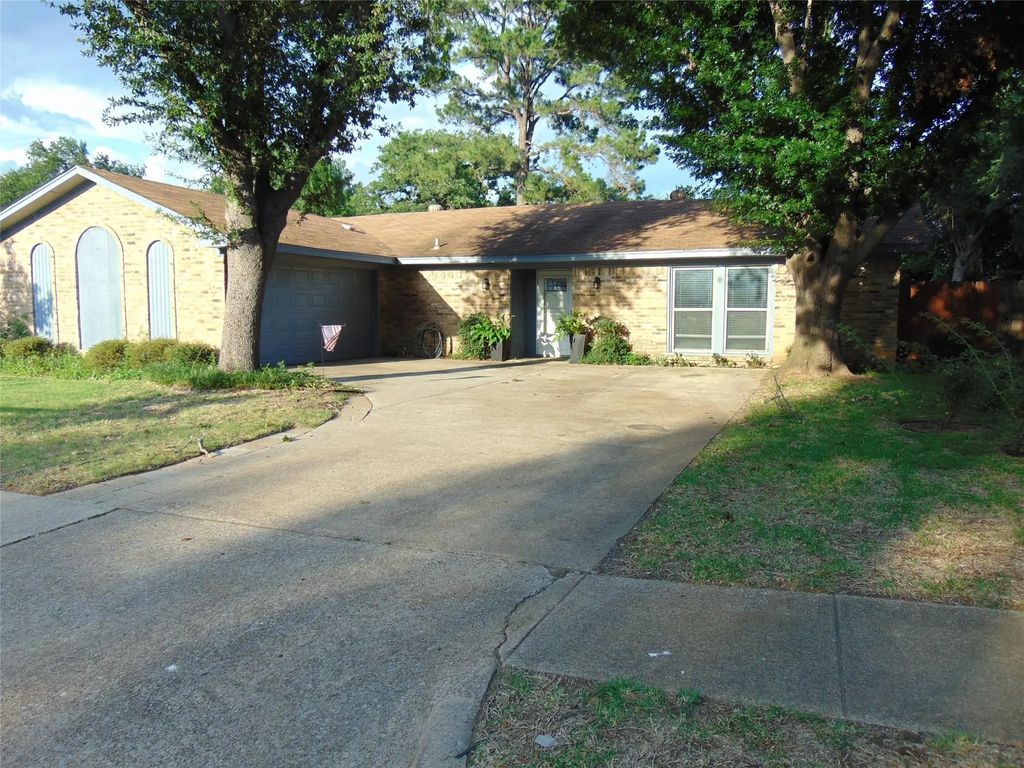 5420 Kings Manor Drive, Lake Dallas