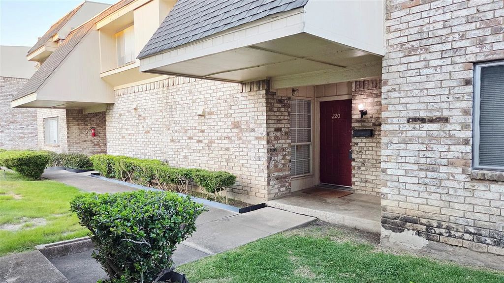 220 Village North Drive, Richardson