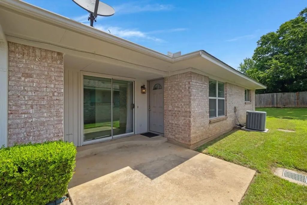 2416-2418 Bolivar Street, Denton