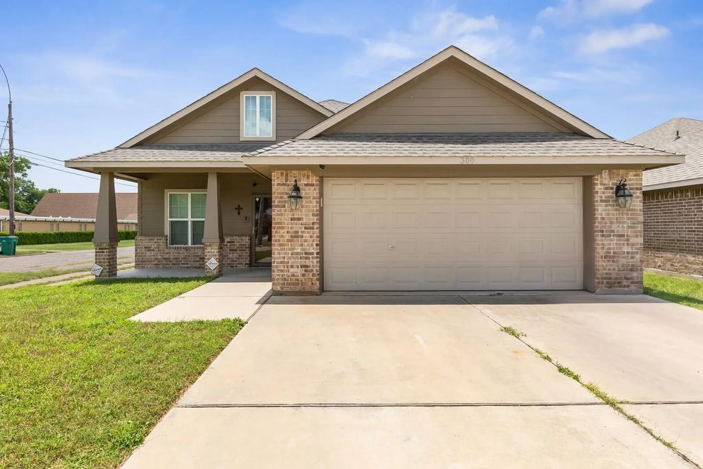 300 N Bermuda Street, Lacy Lakeview