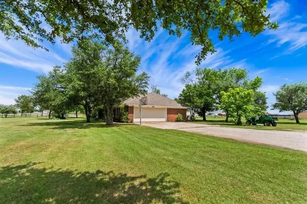 8085 Jackson Road, Krum