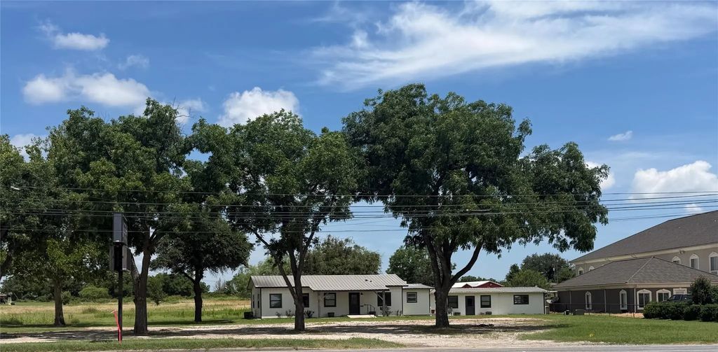 1503 E Central Avenue, Comanche