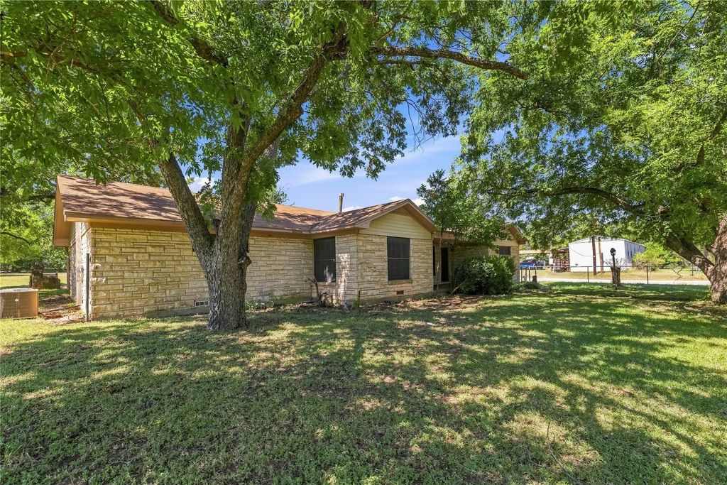 500 E Ham Avenue, De Leon