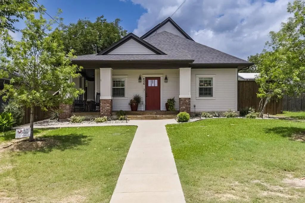 406 Commerce Street, Maypearl