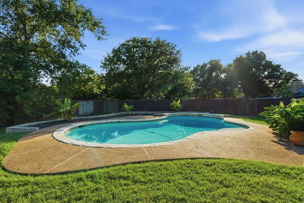8516 Crestview Drive, North Richland Hills
