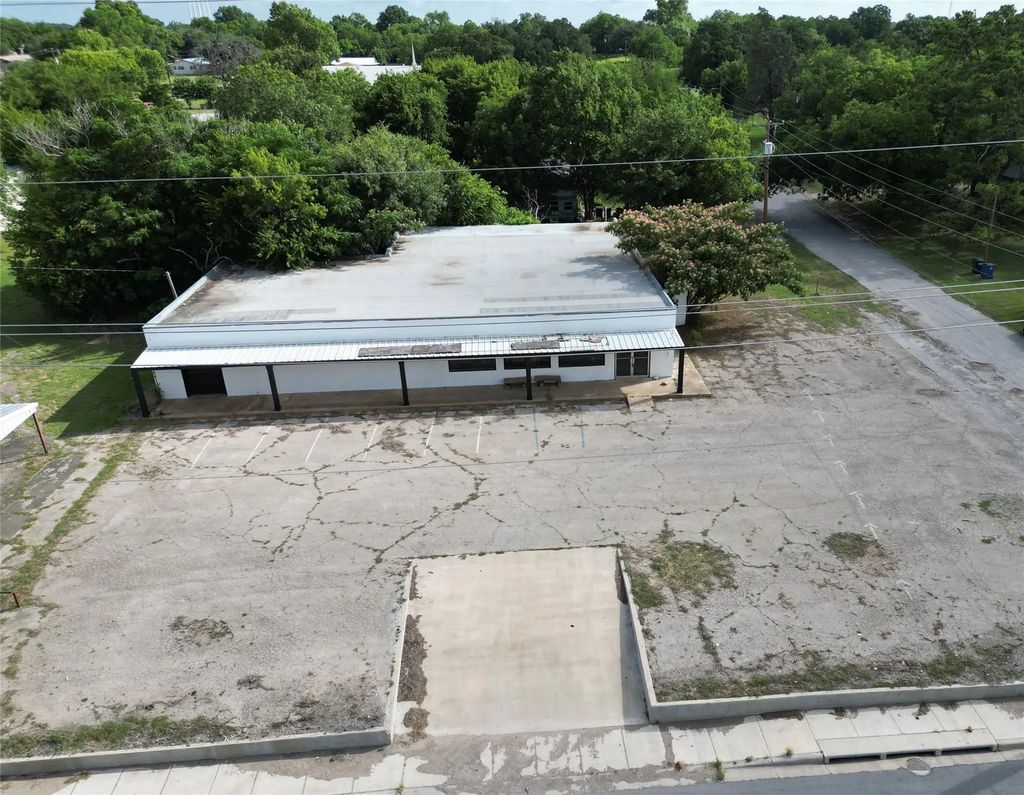125 E Navarro Avenue, De Leon